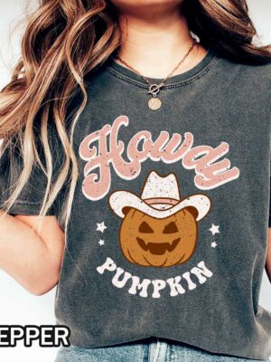 Halloween Howdy Pumpkin T-Shirt Halloween Howdy Pumpkin Comfort Colors T-Shirt with Cowboy Hat