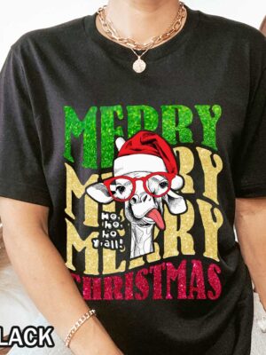 Merry Christmas Giraffe T-Shirt Merry Christmas T-Shirt with Funny Giraffe in Santa Hat